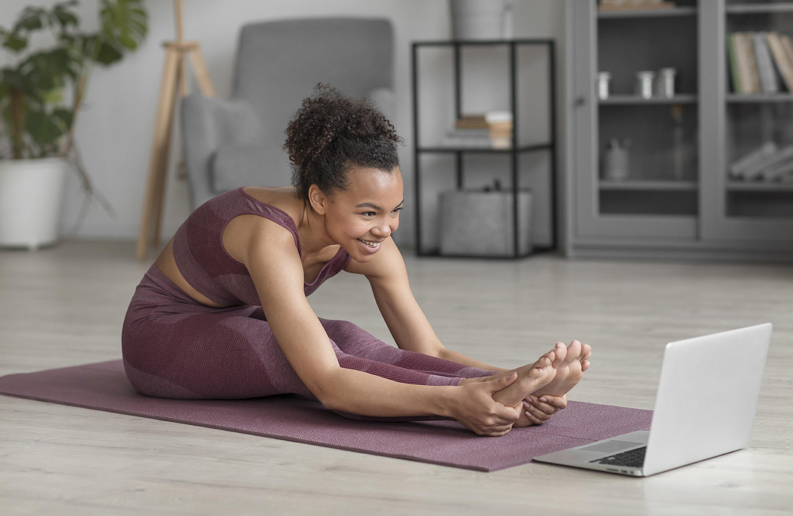 Yoga online funciona? Descubra como! - Holos